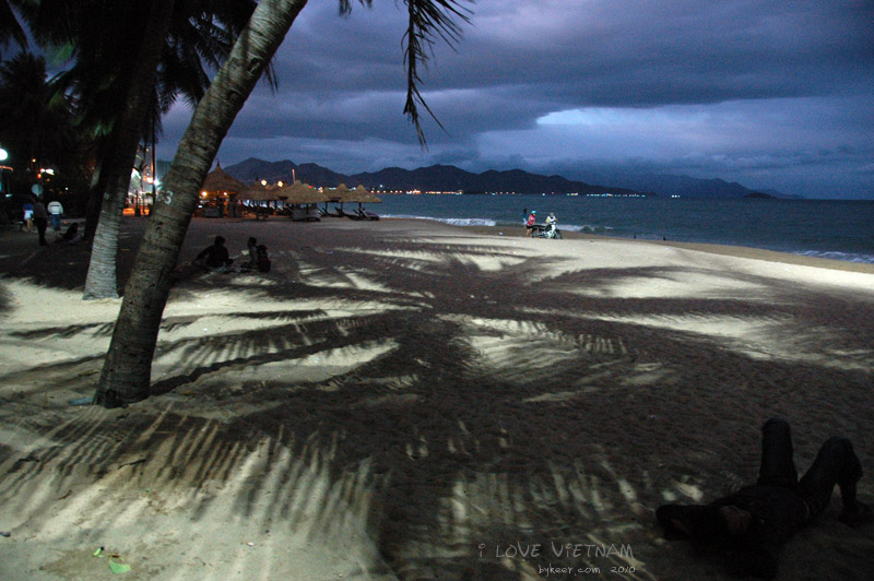 I LOVE VIETNAM(二)(24): 汞灯照耀下的海滩初夜，椰影如花！