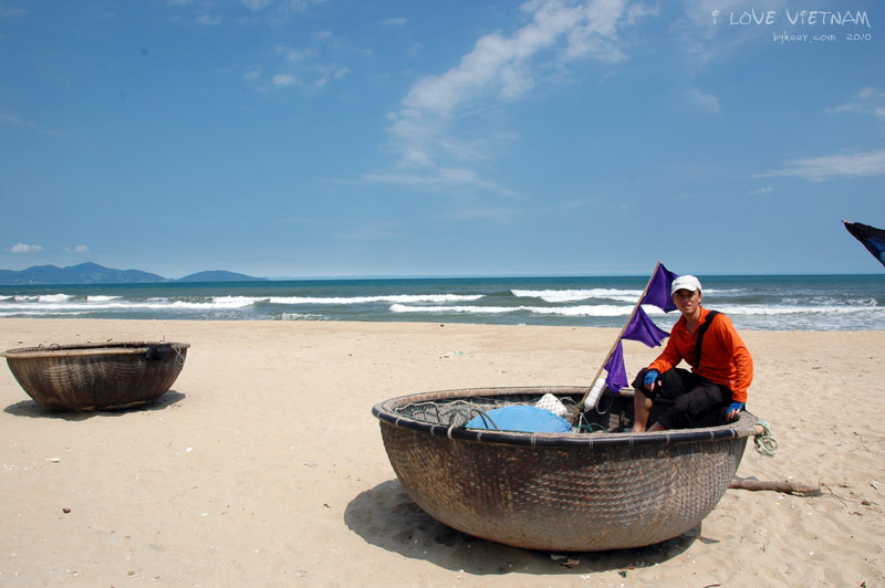 I LOVE VIETNAM(二)(4): 会安的海滩，空旷、辽远！<br>沙滩上散落着的圆形小船是渔民们出海用的，极具当地特色