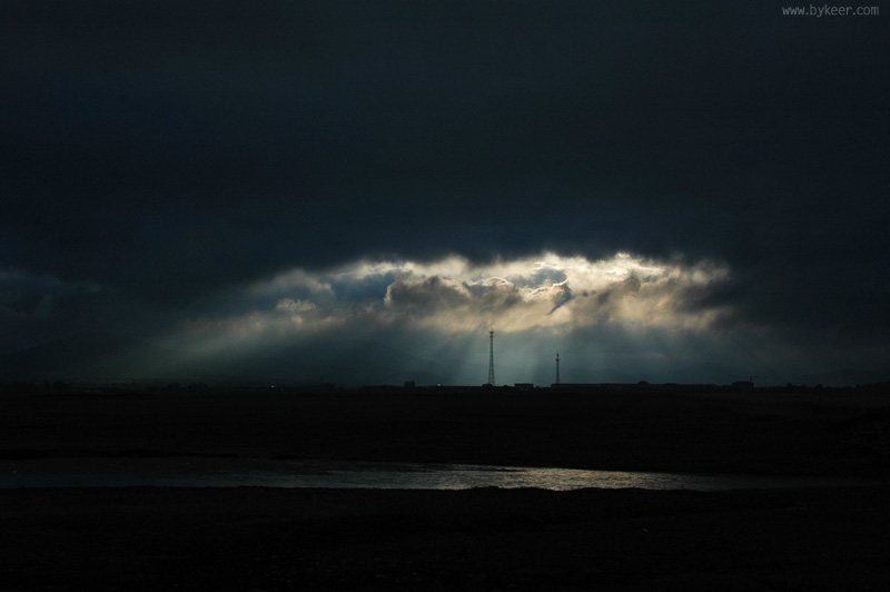 重返克什克腾(一)(4): 次日仍是阴雨，但清晨的浓云打开天幕，光柱打在大滩镇上