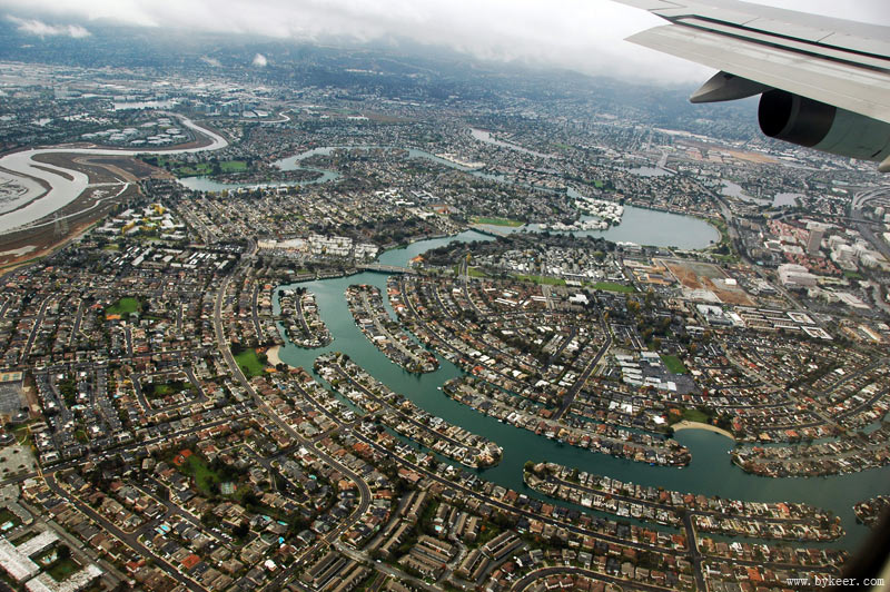South of SanFrancisco(1): 从飞机上俯瞰旧金山近郊。从照片中仔细看，那些宛如漂浮在河流中的社区挺有意思
