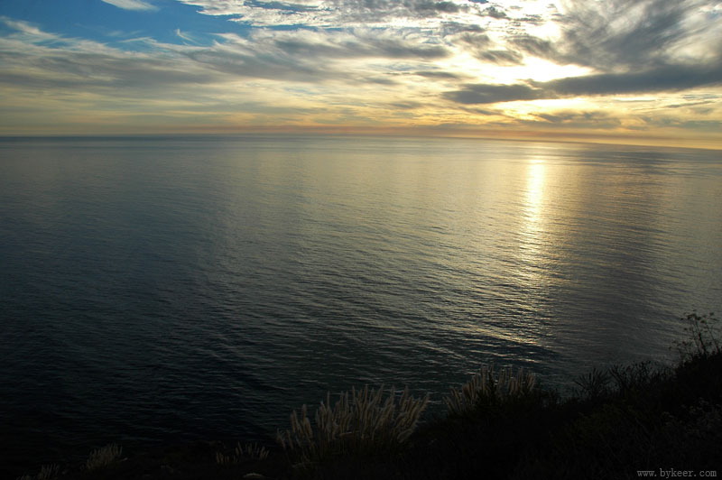 South of SanFrancisco(17): 返程中所见的太平洋，粼粼波涛倒映着夕阳的光辉，像一泓无风的大湖。<br>我无端的猜测，这也许和太平洋名称的由来多少有些关系吧