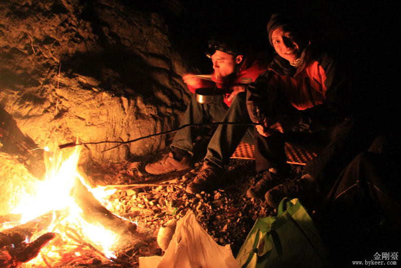 金刚台篝火夜(4): 一个严寒而冷清的山中之夜，因为篝火和音乐而分外温暖。