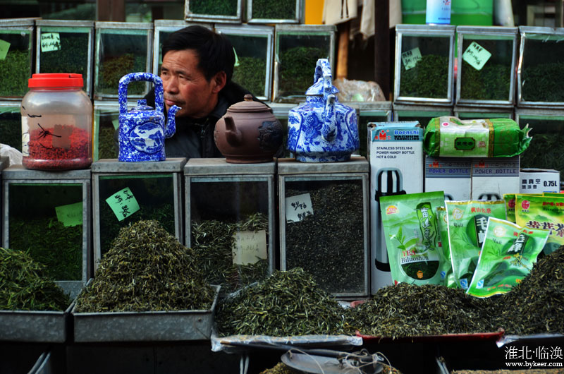 淮北・临涣(7): 街头的茶摊，引人注目的青瓷茶壶。临涣可是淮北有名的茶镇