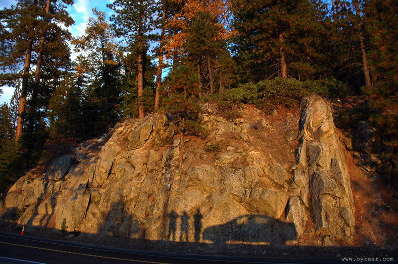 Yosemite National Park(10): 从半穹庐观景台下山的途中，玫红的夕阳光将我们一行三人和伊兰特的影子打在岩壁上