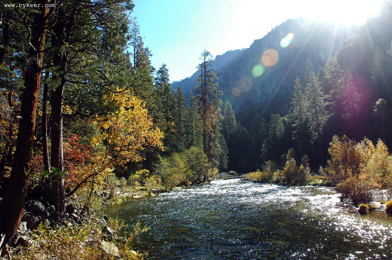 Yosemite National Park(2): 阳光灿烂，溪水潺潺，在美国西部片中如此熟悉的风景，似乎千百年来就是这样，从未改变