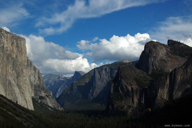 Yosemite National Park(7): 从山腰纵观Yosemite峡谷，峡谷深处的半穹庐清晰可见