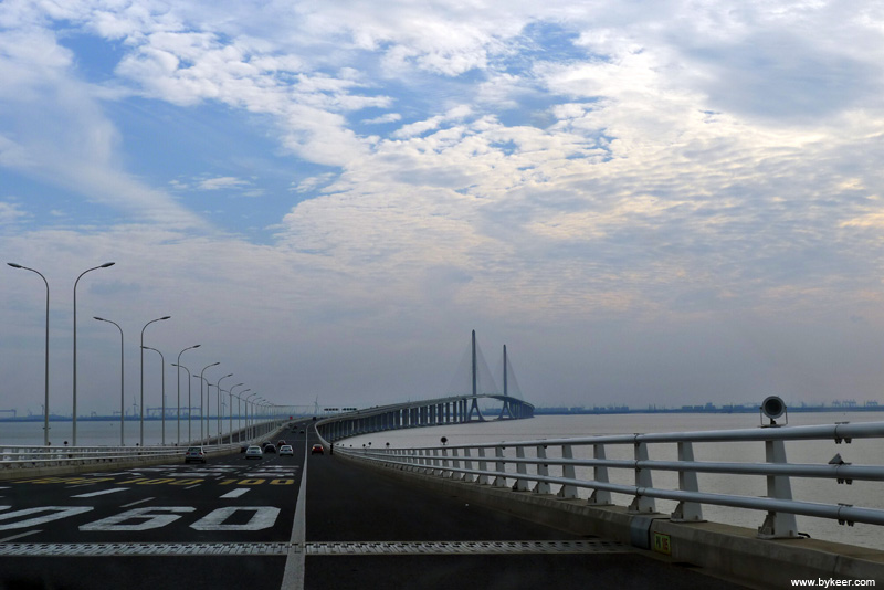 长江尾(6): 曲线优美流畅的上海长江大桥，从上海前往崇明岛已经非常方便了。<br>我所见过最上游的长江是在川藏边界的巴塘县竹巴龙乡，非常狭窄的江面，<br>曾经两次路过，都没在第一眼看见时就意识到那就是长江！