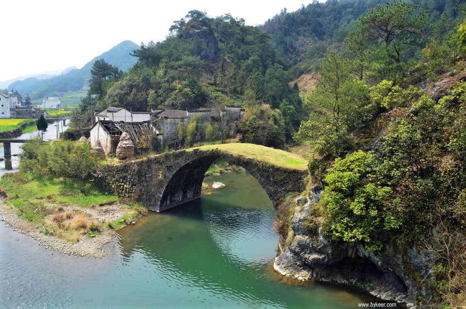 骑越荆州华浪线(5): 小桥，有爱。我们跑到桥上去玩，当在被阳光晒得暖暖的石板上躺下来时，舒服极了。