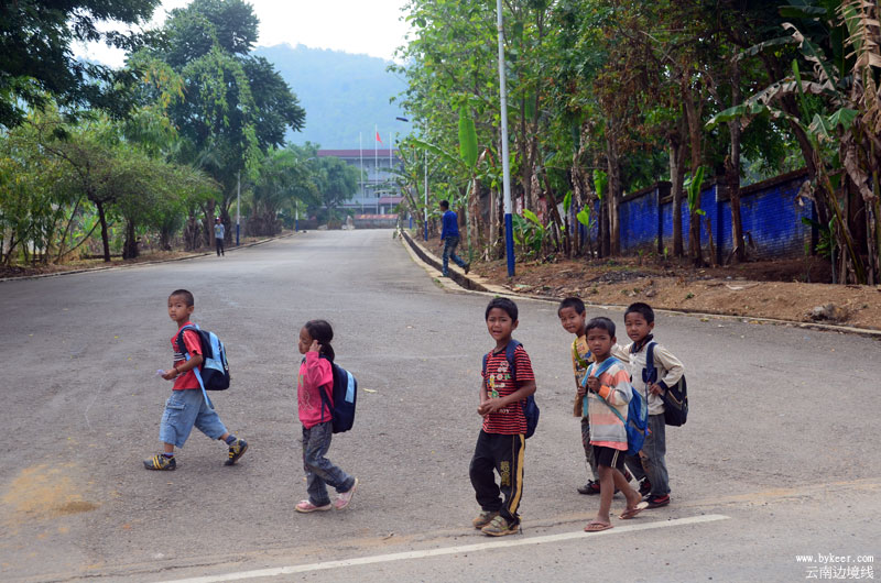 漫游云南陆疆(一)(22): 邦马山腰小村落的小学生。因为沿边是战备公路，路面都还不错