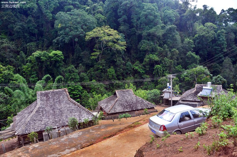漫游云南陆疆(二)(10): 另一条峡谷中的拉祜族村落。雨林很茂密，山路很陡峭，下面没地方地方停车，找到一个岔路口艰难的掉头