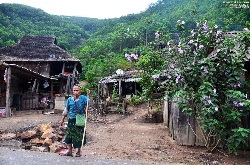 漫游云南陆疆(二)(12): 这是另一个村落，仍是拉祜族，老头子穿着很炫的民族风，我喜欢