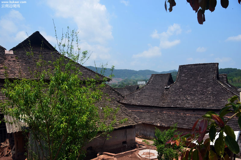漫游云南陆疆(二)(33): 路边的村寨，屋顶样式跟西双版纳完全不同，我以为他们是“瑶族”