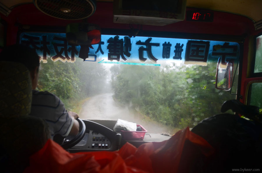 高峰山穿越(8): 板桥的暴雨下得惊心动魄，紧急包车赶回停车点，很担心河水将公路冲断。<br>山民说，山上的洪水说来就来了，潘茶好几处公路很低，很可能汽车都没法经过