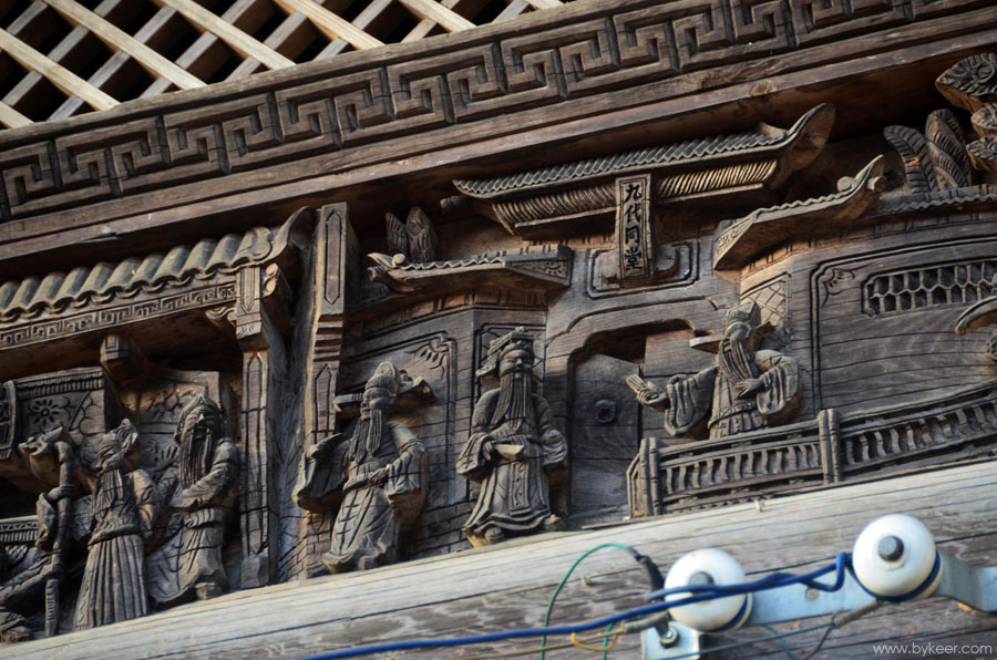 赣北秋色(7): 戴村敦义堂，横梁上的木雕精致细腻，并且令人惊异的完整
