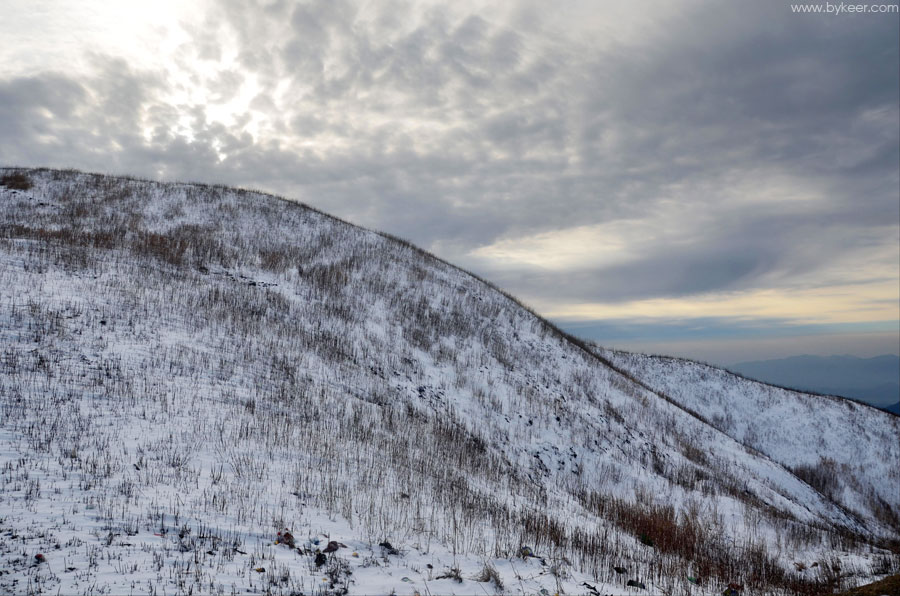 武功山冰霜穿越(16): 在一些平缓的山头，白雪在稀落的草坡上一览无余，展现出别样风景
