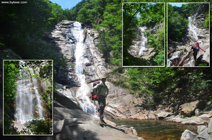 广家河峡谷(2): 广家河瀑布群，据说有十几个瀑布，其中超过30米的瀑布共有四个。<br>漂亮的彩虹瀑布，就是这四分之一，飞溅的水雾在阳光下画出一条美丽的彩虹。<br>攻略中说是溯溪，其实就是迎着瀑布而上，<br>顺着瀑布边几近垂直的山崖攀爬上去，不一会儿又能看见前面白花花的银挂……如此反复，颇感新奇