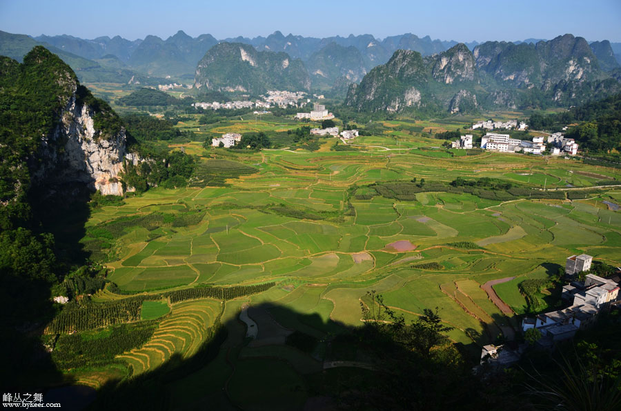 骑行峰丛之巅(17): 泗孟乡的田园风光，青翠稻田环绕在峻峭的石峰合围之中