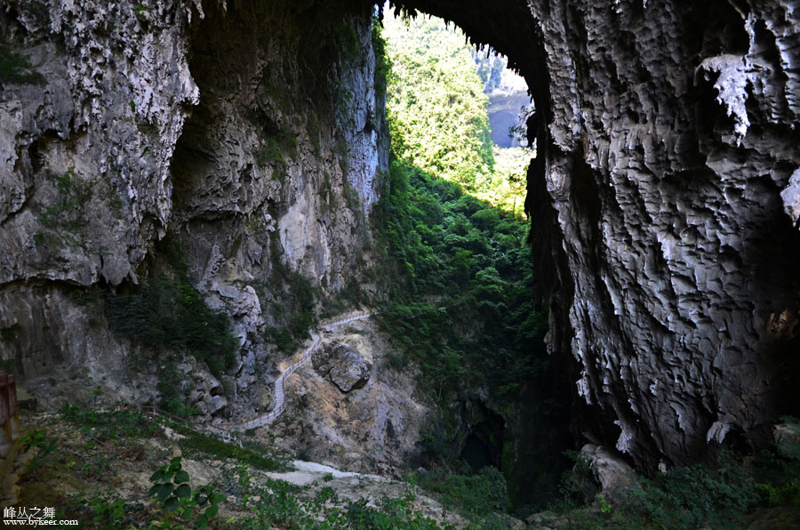 骑行峰丛之巅(23): 相距社更穿洞数公里的飞龙洞是马王洞洞穴系统的又一处巨大的穿洞，<br>透过洞底的天窗可以看见暗绿的地下河，与马王洞（图中穿洞背景中那个洞穴）、三门海相通！<br>小时候看过的科幻小说，少先队员朋友们在神奇巨大的洞穴中探险，<br>拱厅、暗河、密室，现在只留下丝缕记忆的残片，不知这一带是否就是小说的原型？<br><br><br><br><br><br><span style='font-weight:bolder;font-size:26pt'>:::: 暗涌 ::::</span>
