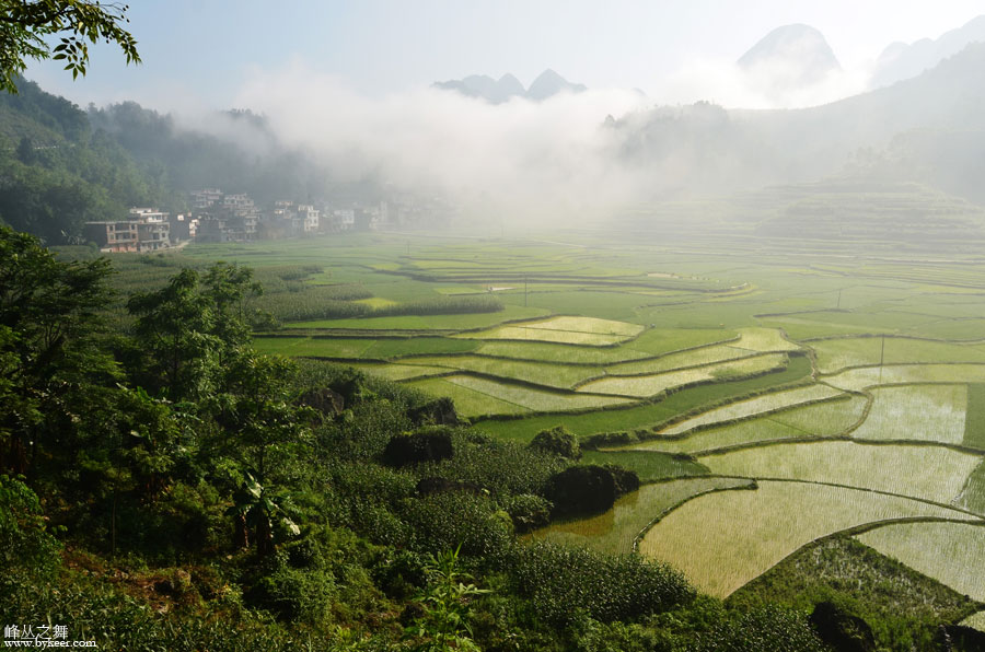 骑行峰丛之巅(9): 晨雾中的峰峦和乡村，注水的稻田倒映着明晃晃的天光……这才是我梦想中的广西景色！