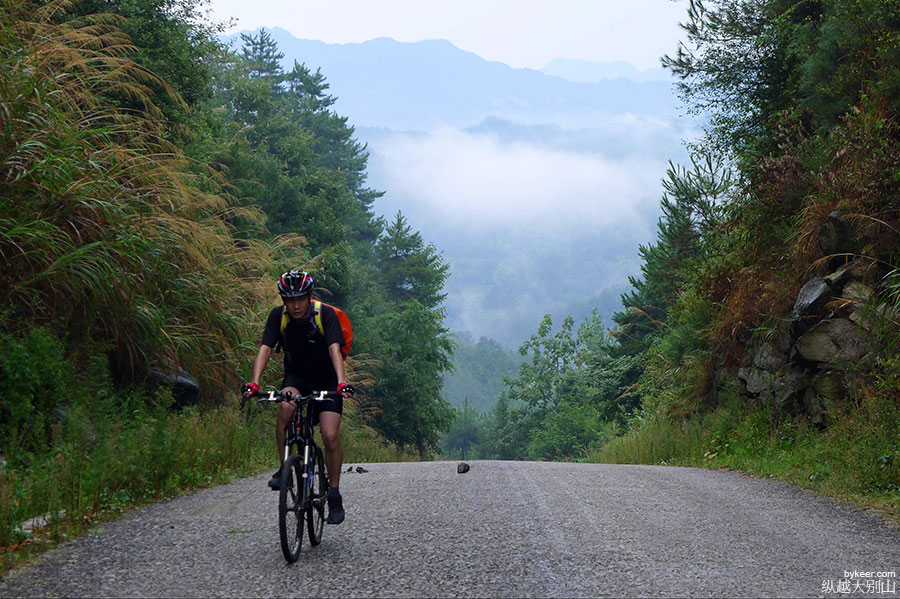 纵越大别山(5): 云雾飘忽，空气冷清。喜欢骑行的自由，和努力向前、悄无知觉的爬升！