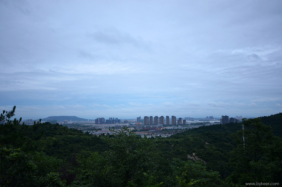 何似在南京(2): 公路另一侧则可看到空旷的江宁和方山。