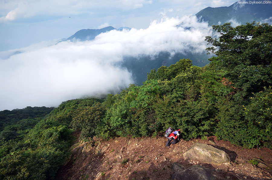 天龙古道(3): 梅雨天气多变，斜阳辉映彩云，登山者兀自埋头攀登