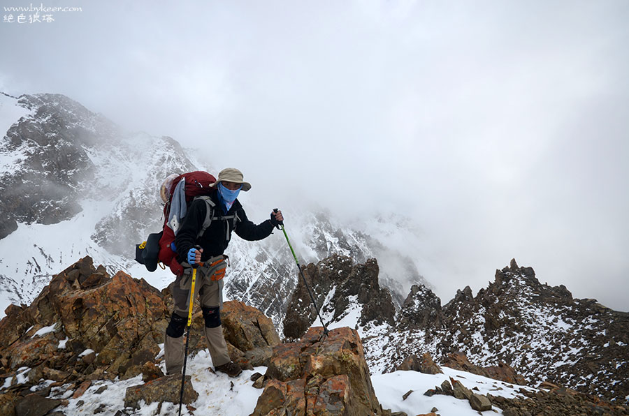 绝色狼塔(一)(28): 一个半小时后，赶超十人，我站在了海拔3850米的白杨沟达坂垭口