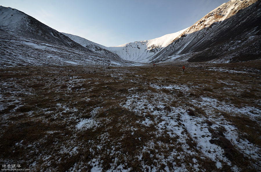 绝色狼塔(三)(36): 雪原之上的哈尔哈提达坂，狼塔C线的最后一个隘口，只有相对600米的海拔爬升