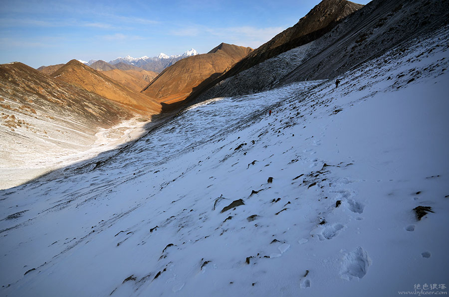 绝色狼塔(三)(37): 马道已被积雪掩埋，难以辨识。自己寻路开路，横切雪坡还是让我们感到刺激。