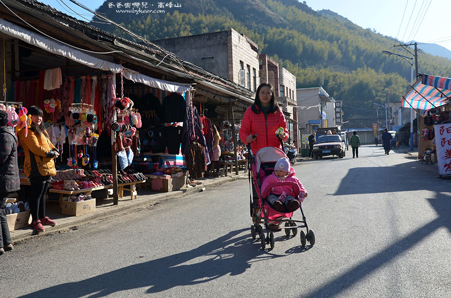 高峰山(5): 蔡村小镇，第一晚的住宿地。新年的小镇，仍然显得冷清。