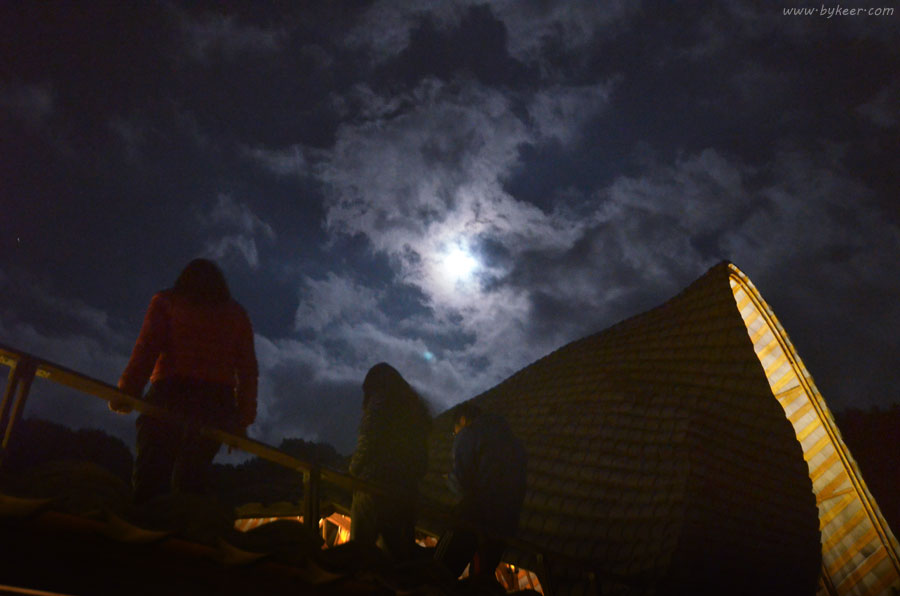 行摄牛背山(3): 月亮升起，群星黯淡。天空中浮云飞驰，衬托着地面的人影和灯火，让人难忘的夜晚