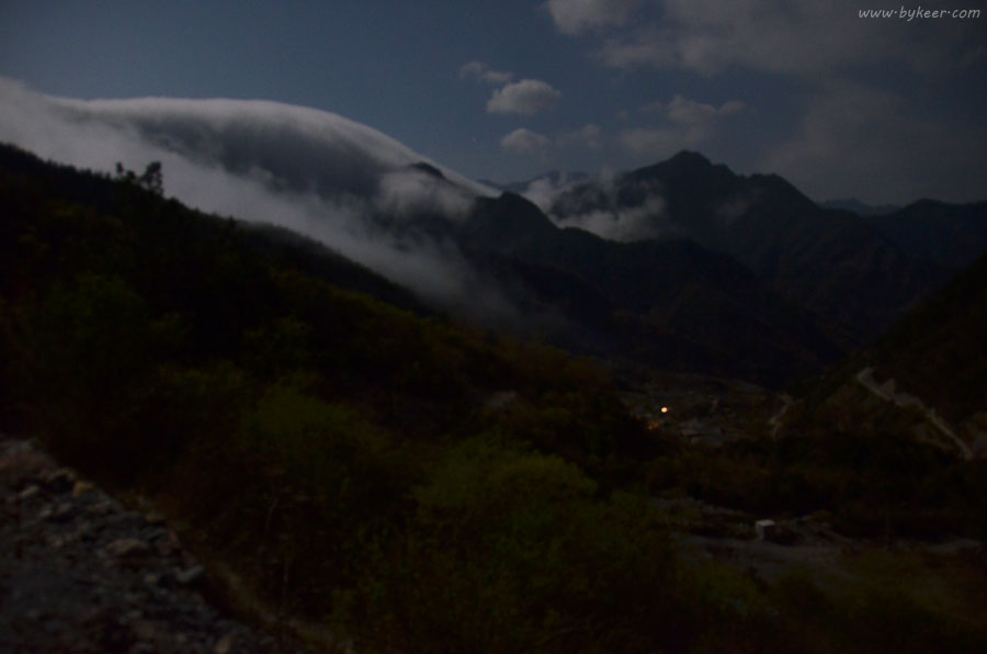 行摄牛背山(4): 午夜十二点，我们还在山间行走。而月光下的云瀑，幼兽般在山岭隐隐起伏，又涌动着缓缓向下流淌，叹为观止