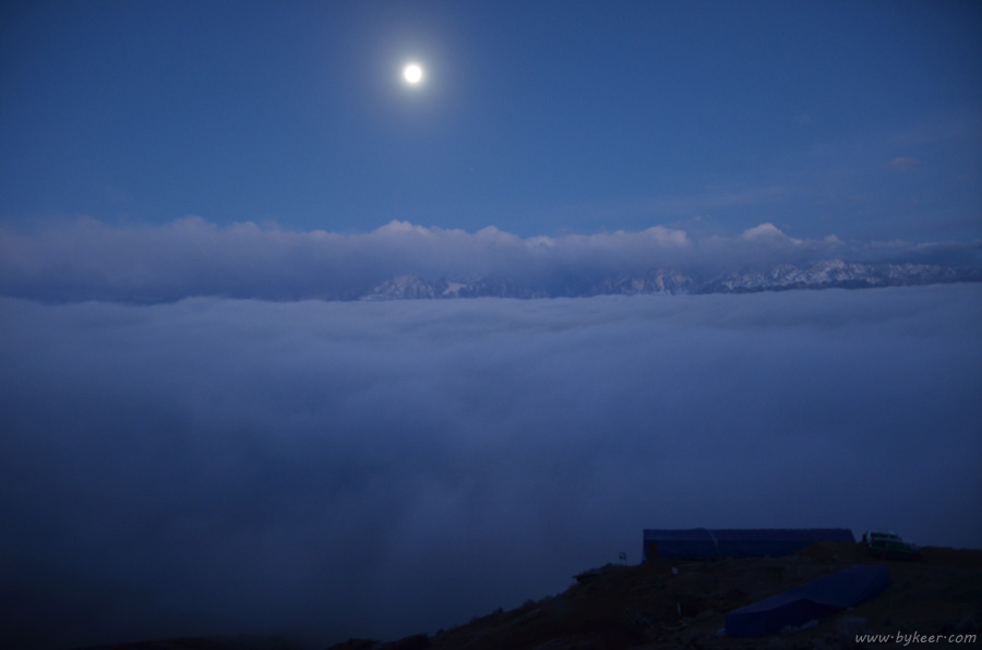 行摄牛背山(6): 令人惊喜的第三天清晨，西天圆月高悬，而浓密的云海从脚下一直延伸到天边巍峨的雪山