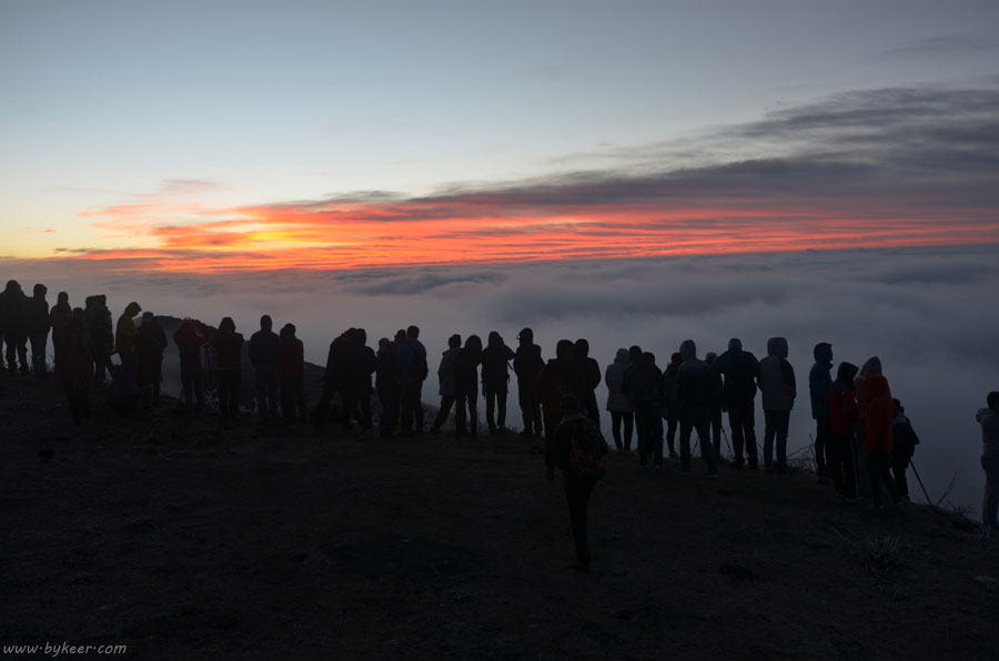 行摄牛背山(7): 山顶上已挤满人群，俯瞰东边的云海，等待日出的瞬间