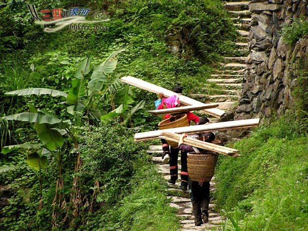 广南西路(56): 行走在山路上的少数民族同胞