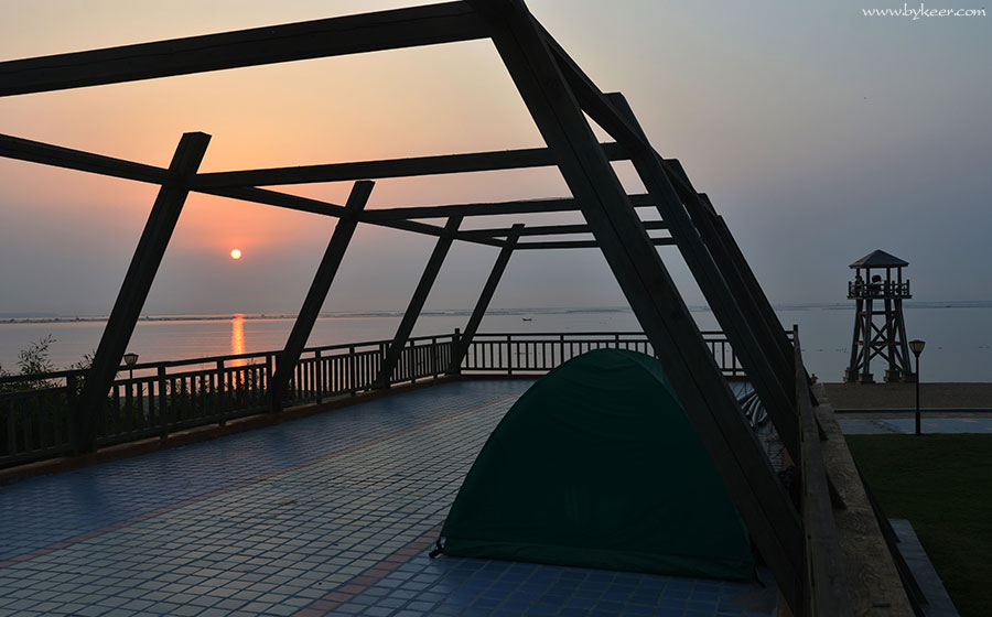山东海岸(13): 荣成的露营，则是在滨海绿道的驿站楼顶，巧妙的避开了海边穿梭不息的行人