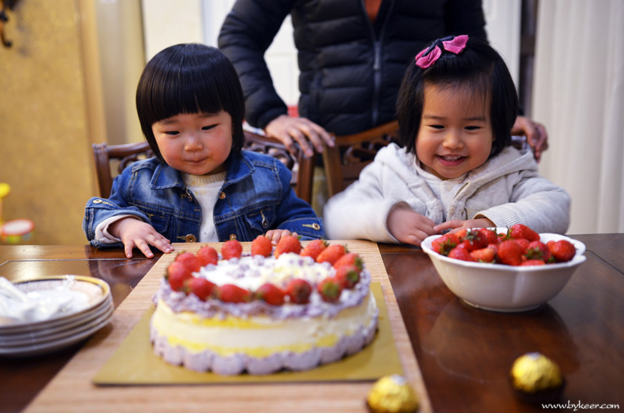 薇薇&甜甜(9): 薇薇两周岁生日，谢谢甜甜妈精心准备的生日蛋糕^_^