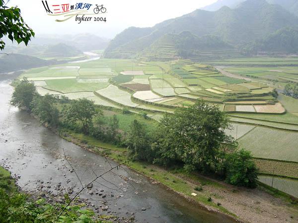 洞庭湖南(41): 青山溪流怀抱中的稻田