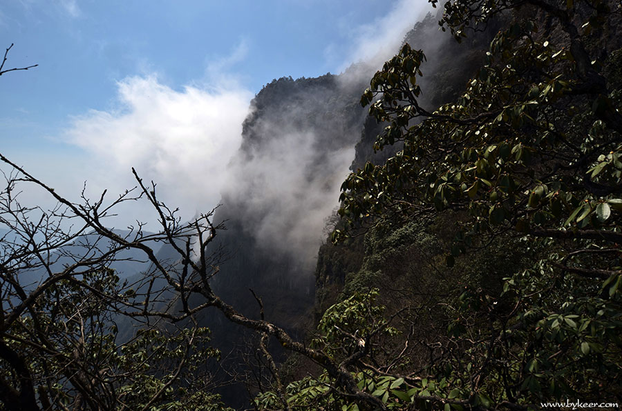 天梯攀大瓦(15): 折身下山，侧目云雾缭绕的大山，仍然让人心生感叹。<br>可奇怪那些石缝和木梯，下山时反而比上山更容易。