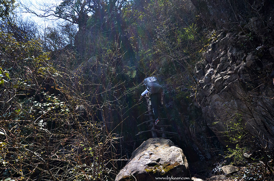 天梯攀大瓦(18): 山中秘径，伐木为梯。一个人爬山，最大的不便之处其实在于……拍照时少了人物衬托，难出效果：(<br>看这跟早晨上山时相同的地貌风景，有人出现就多了点睛之笔