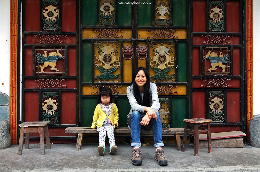 夹金山穿巴朗山(5): 硗碛(Youji)，从宝兴北上的第一个藏族乡，路边店铺的门面很有特色