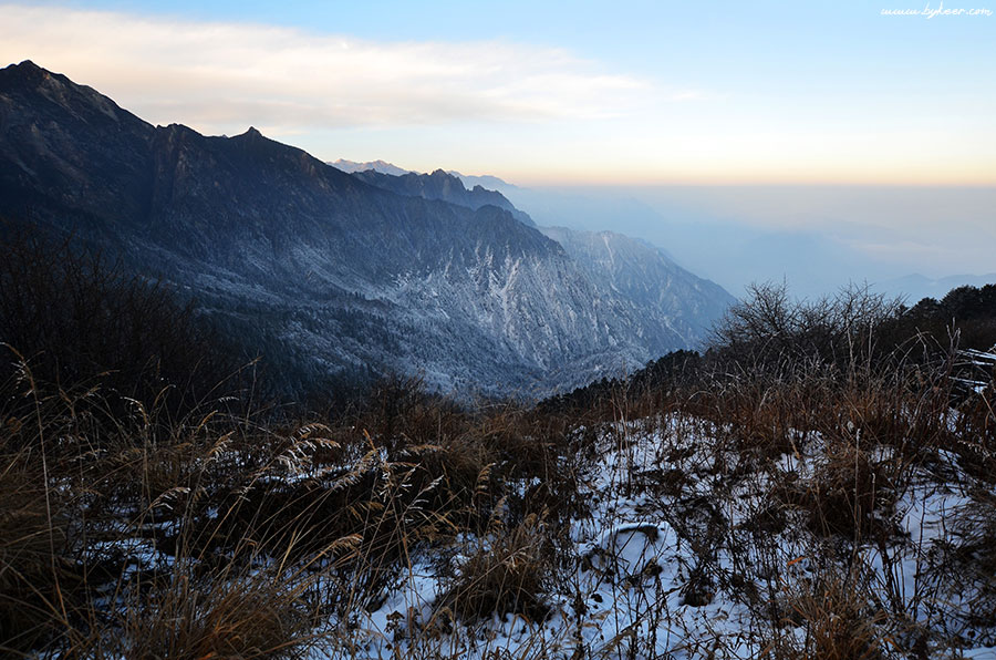 单挑蓥华山(6): 沈美的海拔3160米的蓥华山顶，后面更是更高的重重关山