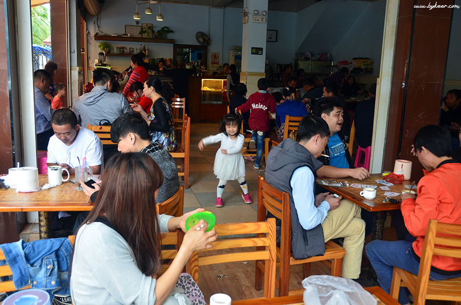 2017 海南的春节(14): 兴隆街头的咖啡馆，像当地人一样来一杯咖啡，再点上几份点心，午餐就这样对付了