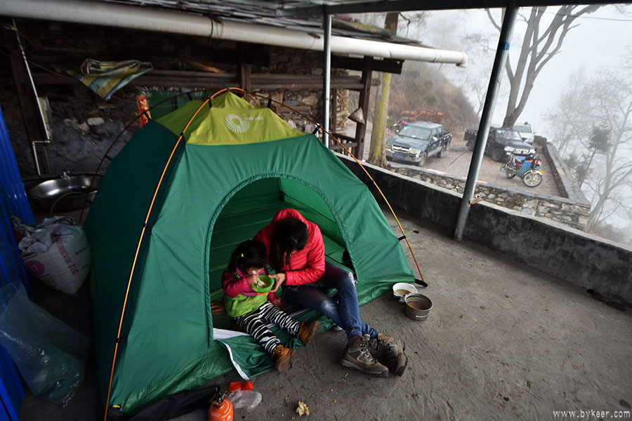 大渡河畔小相岭(11): 我们的帐篷，则搭在村口另一家的檐棚下。<br>山中的第一天深夜，云雾深锁，细雨滴答，大家睡得非常香甜。