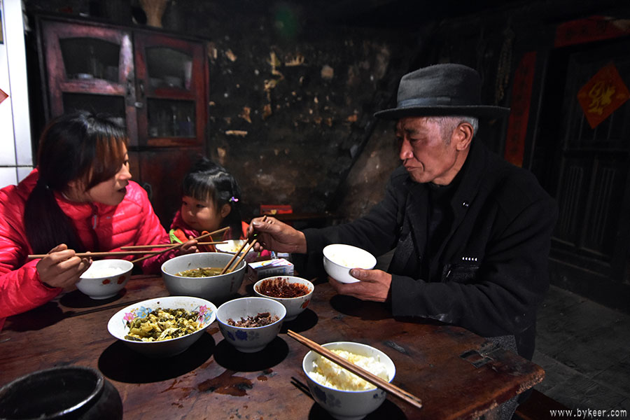 大渡河畔小相岭(14): 藏族人家的早餐，有玉米米饭，酸菜，辣椒，和一小碗香喷喷的炒猪肉。