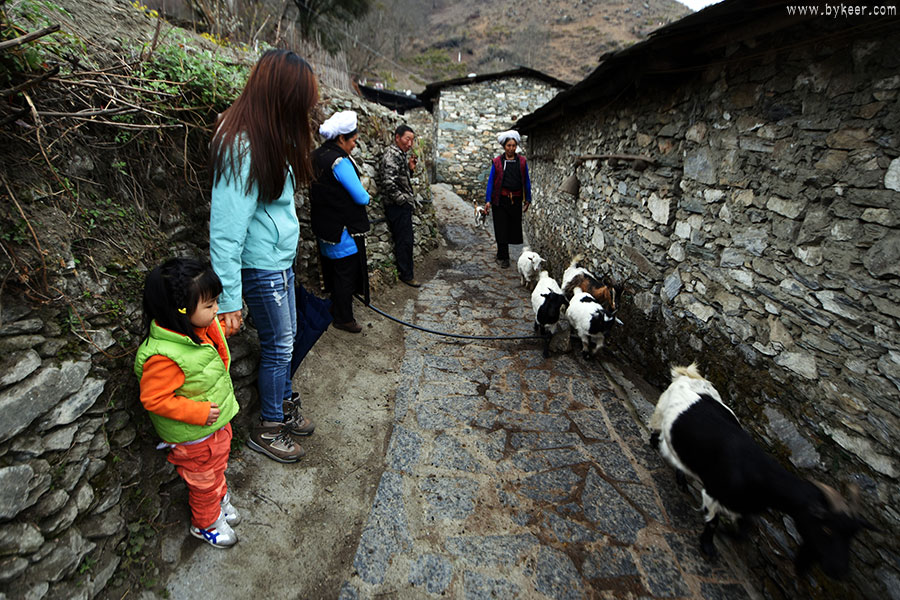 大渡河畔小相岭(4): 村落中的木雅藏族，是藏族中人数很少的一个支系。他们世世代代居住在这里的历史，已遥远得难以追溯。