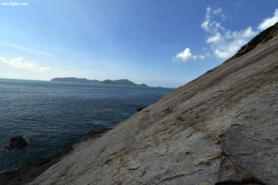 深圳最虐海岸线(6): 斜切大岩壁……不过看到这里就意味着走错了，正路是在山坡上绕行悬崖。<br>借助GPS轨迹的帮助，寻路迷路的风险不要降低了太多。