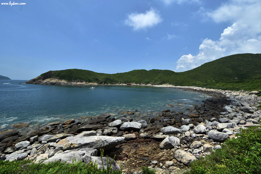 深圳最虐海岸线(9): 另一处峡湾边的山坡上，也有一座敦实矮小的石庙