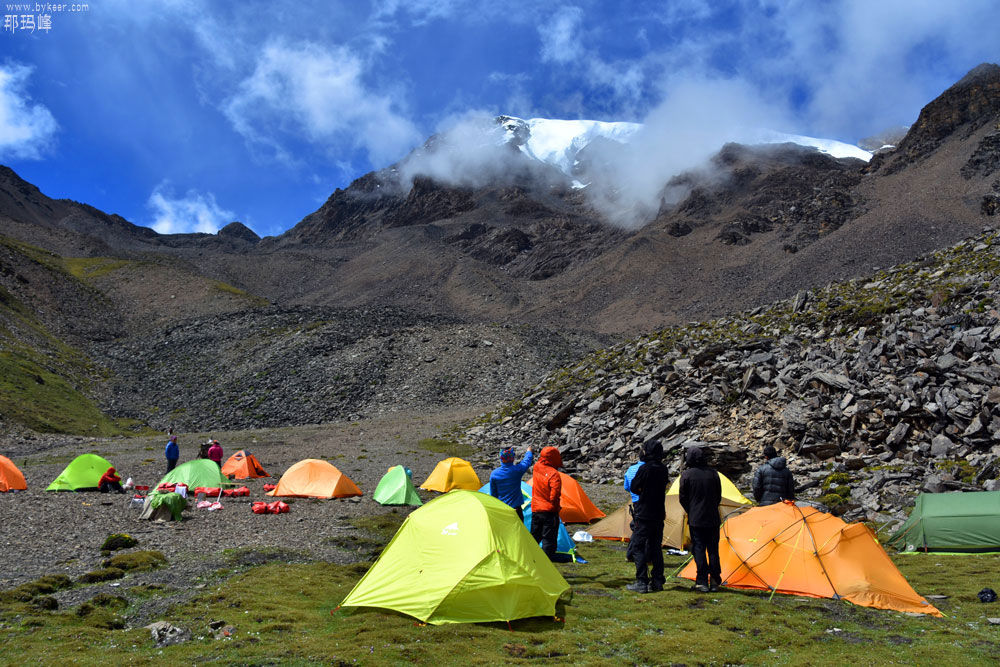 贡嘎卫峰之那玛(20): C1营地，荒凉的静卧在那玛峰的冰盖之下。
