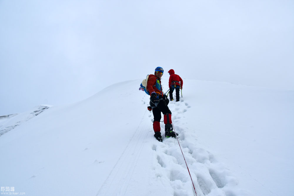 贡嘎卫峰之那玛(27): 雪坡爬升，积雪齐膝，可一旦用力过猛踩进去，就是齐臀、齐腰了……